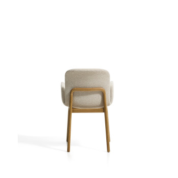 De Elnor-stoel is uitgevoerd in beige chenille met armleuningen en poten van massief eikenhout met een natuurlijke afwerking.