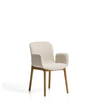 De Elnor-stoel is uitgevoerd in beige chenille met armleuningen en poten van massief eikenhout met een natuurlijke afwerking.
