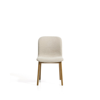 Elnor stoel in beige chenille met massief eikenhouten poten en een natuurlijke afwerking.