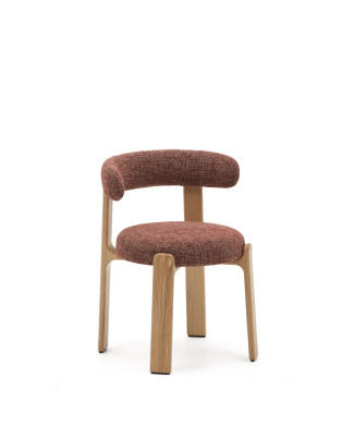 Granieten stoel van terracotta chenille en massief essenhout met een natuurlijke afwerking, 100% FSC-gecertificeerd.