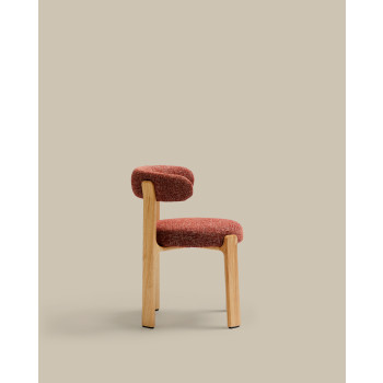 Granieten stoel in terracotta chenille en massief essenhout met een natuurlijke afwerking, 100% FSC-gecertificeerd.
