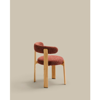 Granieten stoel in terracotta chenille en massief essenhout met een natuurlijke afwerking, 100% FSC-gecertificeerd.