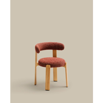 Granieten stoel in terracotta chenille en massief essenhout met een natuurlijke afwerking, 100% FSC-gecertificeerd.