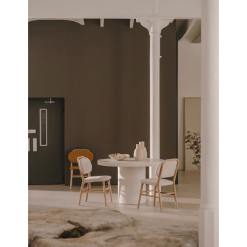 Helda stoel van chenille en massief eikenhout DE VORM