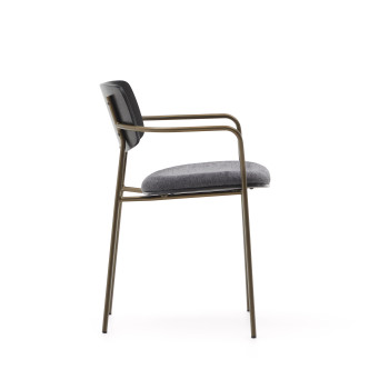 Maureen stapelbare stoel van populierenmultiplex met een donkere afwerking en FSC 100% messingkleurige metalen onderdelen.