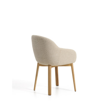Meila stoel met beige chenille armleuningen en massief eikenhouten poten met een natuurlijke afwerking.