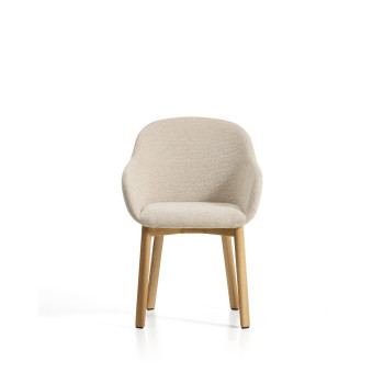 Meila stoel met beige chenille armleuningen en massief eikenhouten poten met een natuurlijke afwerking.