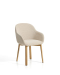 Meila stoel met beige chenille armleuningen en massief eikenhouten poten met een natuurlijke afwerking.