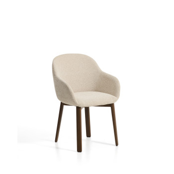 Meila stoel met beige chenille armleuningen en massief eiken poten met walnoot afwerking.