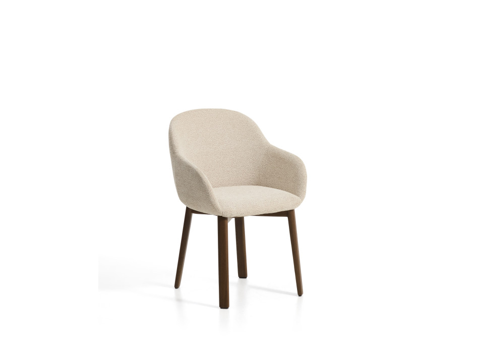 Meila stoel met beige chenille armleuningen en massief eiken poten met walnoot afwerking.