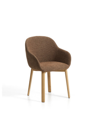 Meila stoel met terracotta chenille armleuningen en massief eikenhouten poten met een natuurlijke afwerking.
