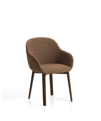 Meila stoel met terracotta chenille armleuningen en massief eiken poten met walnoot afwerking.