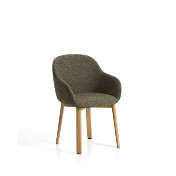 Meila stoel met groene chenille armleuningen en massief eikenhouten poten met een natuurlijke afwerking.
