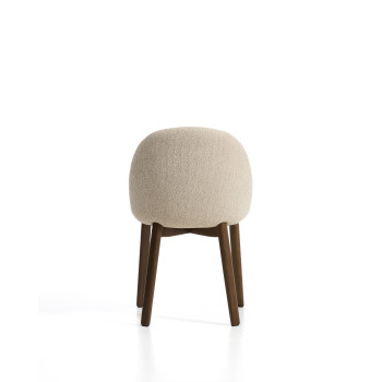 Meila stoel in beige chenille met massief eiken poten en een walnoot afwerking.