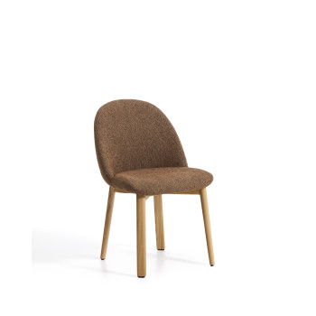 Meila stoel in terracotta chenille met massief eikenhouten poten en een natuurlijke afwerking.