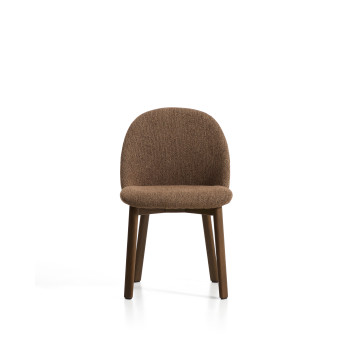 Meila stoel in terracotta chenille met massief eiken poten en een walnoot afwerking.