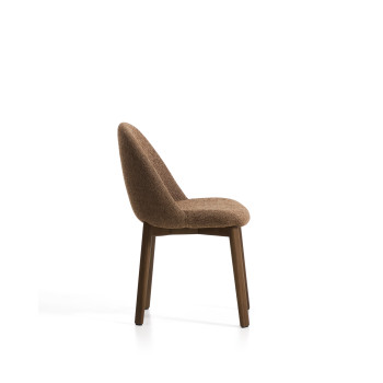 Meila stoel in terracotta chenille met massief eiken poten en een walnoot afwerking.
