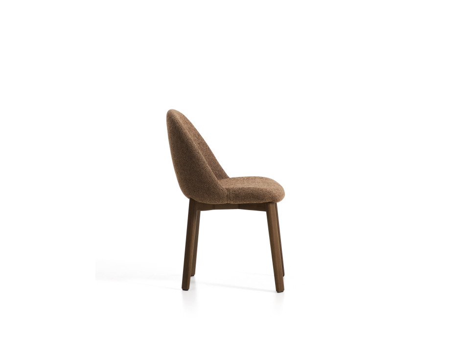 Meila stoel in terracotta chenille met massief eiken poten en een walnoot afwerking.