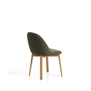 Meila stoel in groene chenille met massief eikenhouten poten en een natuurlijke afwerking.