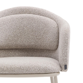 Minda-stoel van dikke beige chenille met stalen poten in een blauwe afwerking. FSC Mix Credit.