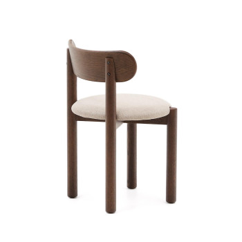 Nebai stoel in bruine chenille met massief eiken frame en FSC MIX walnoot afwerking.