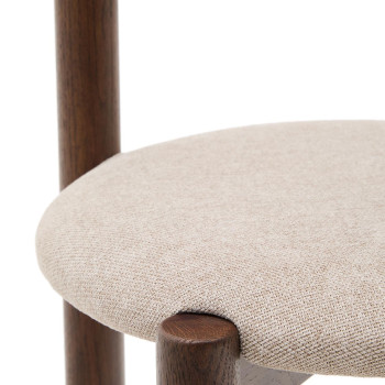 Nebai stoel in bruine chenille met massief eiken frame en FSC MIX walnoot afwerking.