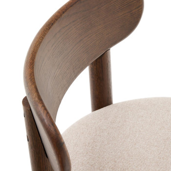 Nebai stoel in bruine chenille met massief eiken frame en FSC MIX walnoot afwerking.