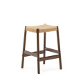 Yalia kruk van massief eikenhout met walnoot- en touwafwerking, hoogte 65 cm, 100% FSC-gecertificeerd.