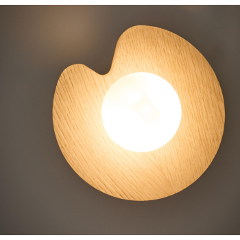 Luminária de parede Wilara em folheado de carvalho com 1 esfera de vidro fumê