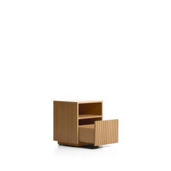 Mesa de cabeceira Helvine com 1 gaveta, em folheado de carvalho, 45 x 52 cm, certificação FSC 100%.