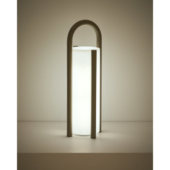 Luminária de mesa portátil grande Leros em polietileno e aço.
