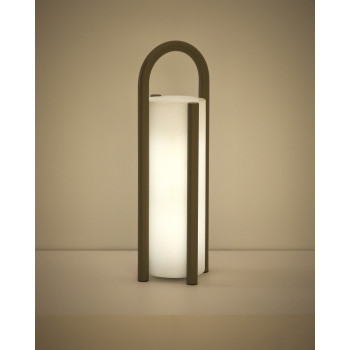 Luminária de mesa portátil grande Leros em polietileno e aço.