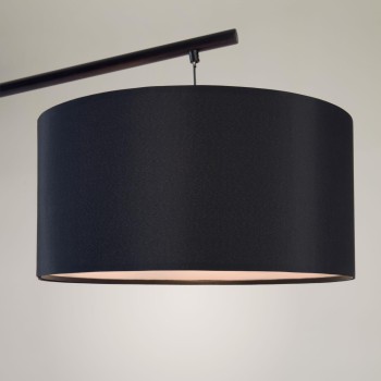 Luminária de chão Ciana em metal com acabamento preto e luminária de teto em algodão.