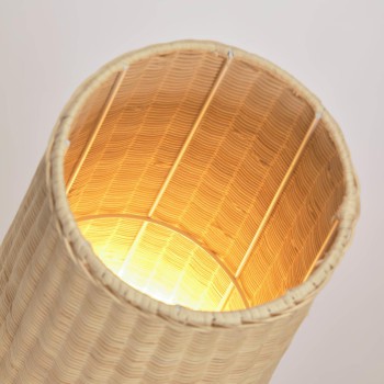 Luminária de chão grande Kamaria em rattan com acabamento natural.