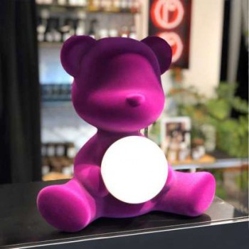 Luminária QEEBOO 25002 em formato de ursinho de pelúcia com acabamento aveludado e LED recarregável.
