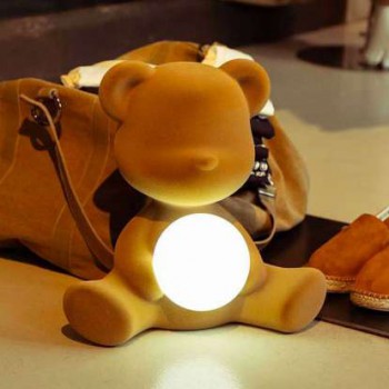 Luminária QEEBOO 25002 em formato de ursinho de pelúcia com acabamento aveludado e LED recarregável.