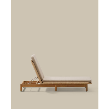 Espreguiçadeira Galea em madeira maciça de teca e rattan 100% sintético com certificação FSC.