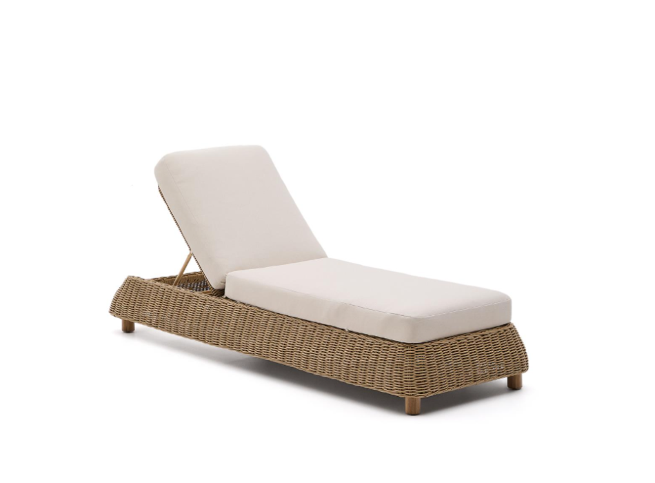 Espreguiçadeira Meria em rattan sintético e pés em madeira maciça de acácia 100% certificada FSC.