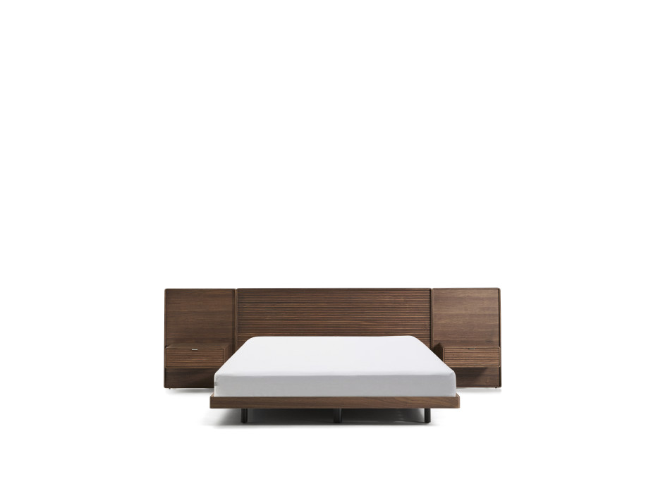 Cama Norlen com 2 mesas de cabeceira em folheado de nogueira com acabamento escuro e luz LED para o colchão 180 x 200 cm FSC Mix Credit