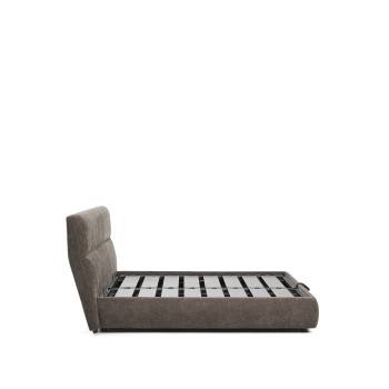 Cama Dafra com capa removível em chenille marrom escuro e compartimento com abertura para colchão de 180 x 200 cm.