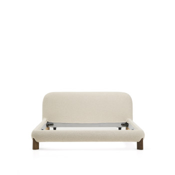 Cama Odina com capa removível em bouclé cru, pés em freixo maciço com acabamento em nogueira FSC, para colchão de 180 x 200 cm.