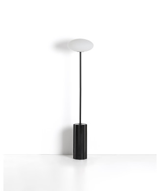 Luminária de chão Idela em vidro fumê e mármore preto.