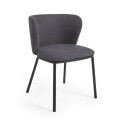 Cadeira Ciselia em tecido chenille cinza escuro e pés de aço preto com certificação FSC Mix Credit.