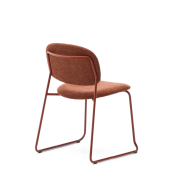 Cadeira empilhável Meli em chenille terracota e pés de metal terracota com certificação FSC Mix Credit.