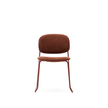 Cadeira empilhável Meli em chenille terracota e pés de metal terracota com certificação FSC Mix Credit.