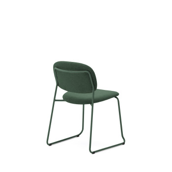 Cadeira empilhável Meli em chenille verde e pés de metal verde com certificação FSC Mix Credit.