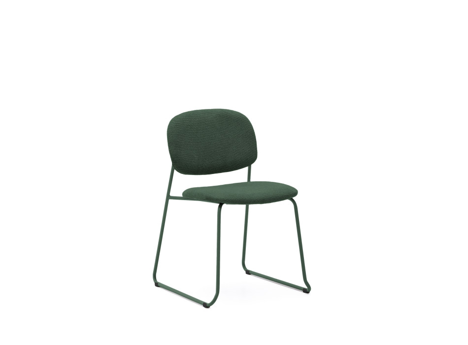 Cadeira empilhável Meli em chenille verde e pés de metal verde com certificação FSC Mix Credit.