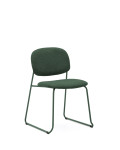 Cadeira empilhável Meli em chenille verde e pés de metal verde com certificação FSC Mix Credit.