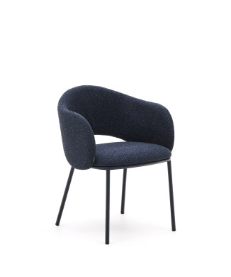 Cadeira Maina em chenille azul espesso e pés de aço com acabamento azul. Certificação FSC Mix Credit.