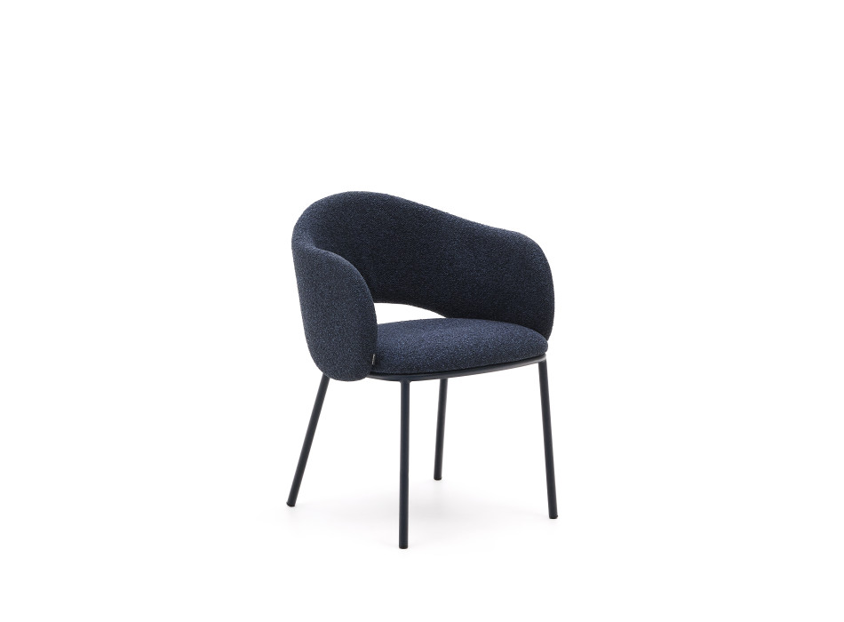 Cadeira Maina em chenille azul espesso e pés de aço com acabamento azul. Certificação FSC Mix Credit.